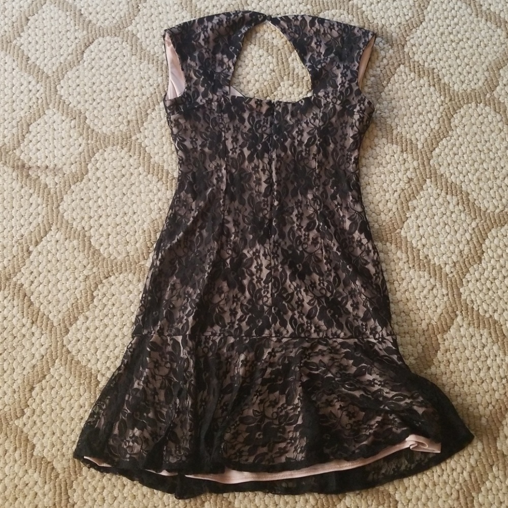 Gorgeous lace dress with cutout back - Picture 2 of 2